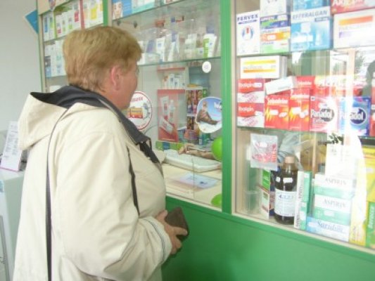Au spart o farmacie şi au furat de peste 1.000 de lei
